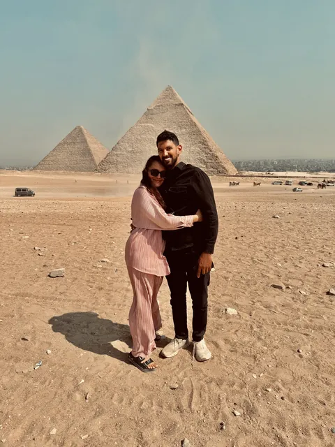 Julia and Nouh in front of the pyramids