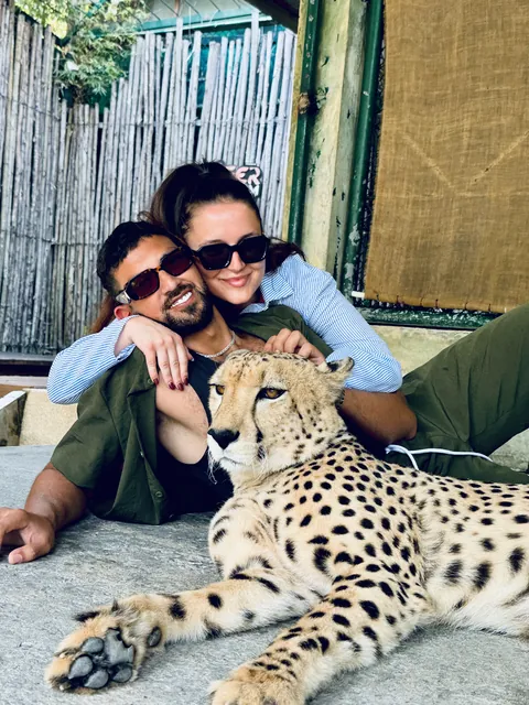 Julia and Nouh sitting with a cheetah